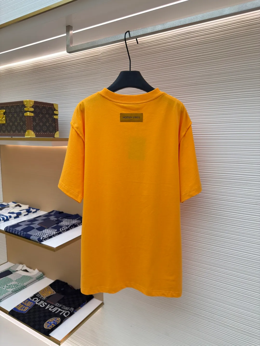 LOUISVUITTON embossed small label T-shirt ●Authentic product: purchased and developed by 5450 ●Item number: 1680101-A00 ●Fabric: pure cotton fabric ●Technology: embossed production ●Version: fitted version ●Weight: about 335 grams ●Size: XS-S-M-L ●Description: Fabric is 40S/2 Double-strand smooth cotton plain weave, dust-free wool processing; matching 40s single-strand combed cotton, 280g cylindrical machine rib. The front panel is stamped and filled. After low-temperature stamping with a steel stamp, the inside is filled with foam cotton. The bottom surface is directly sealed with low-temperature hot melt glue at 80 degrees Celsius. The integrated machine operation makes the relief pattern three-dimensional and full and stylish. High-quality products require natural and beautiful products. The overall wiring is straight and delicate, the fabric is comfortable and soft, and the color is consistent without color difference. It can be matched with the same style to create a fashionable look and control various occasions. Customized accessories, complete with three standards, same style for men and women!